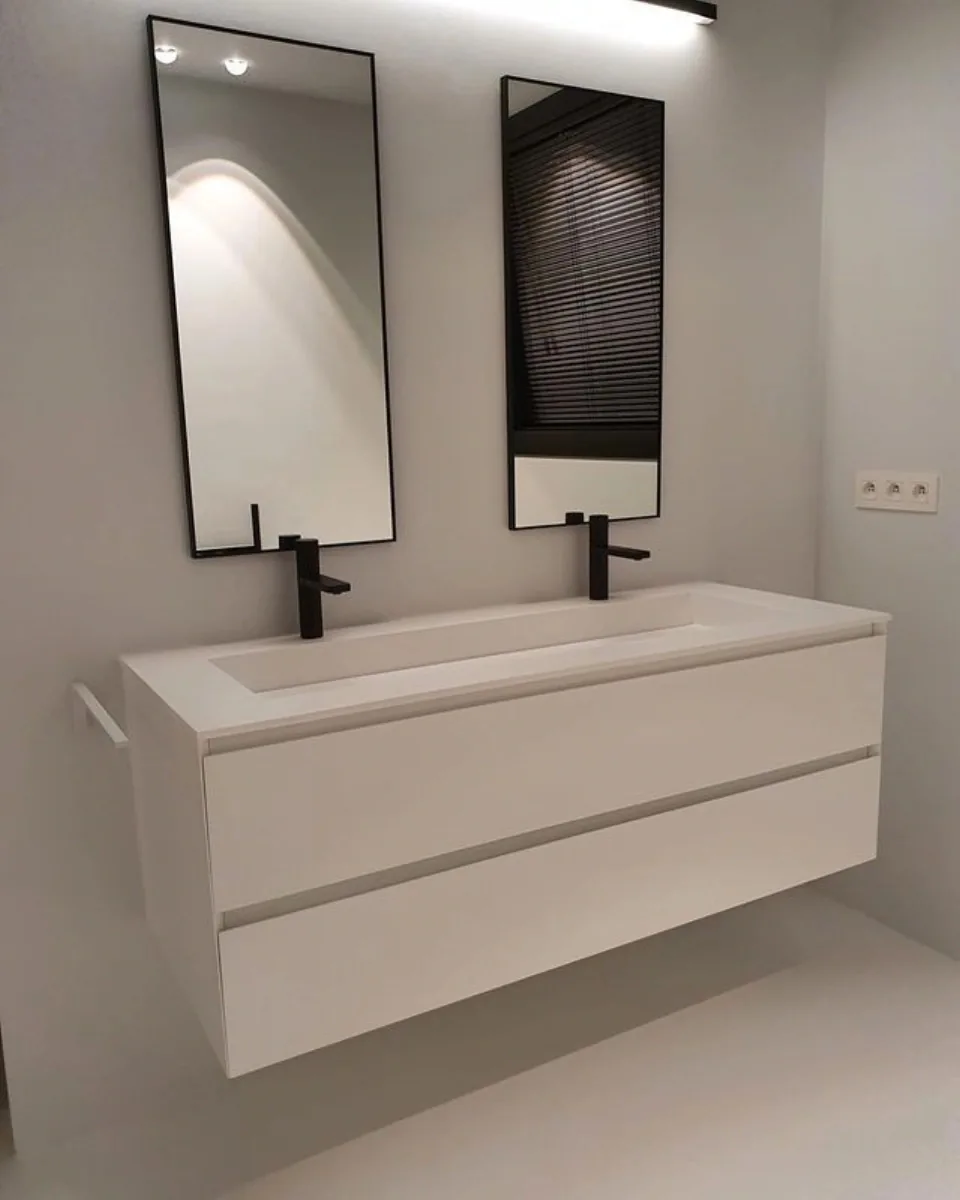 Badkamer met inloopdouche en zwevend meubel